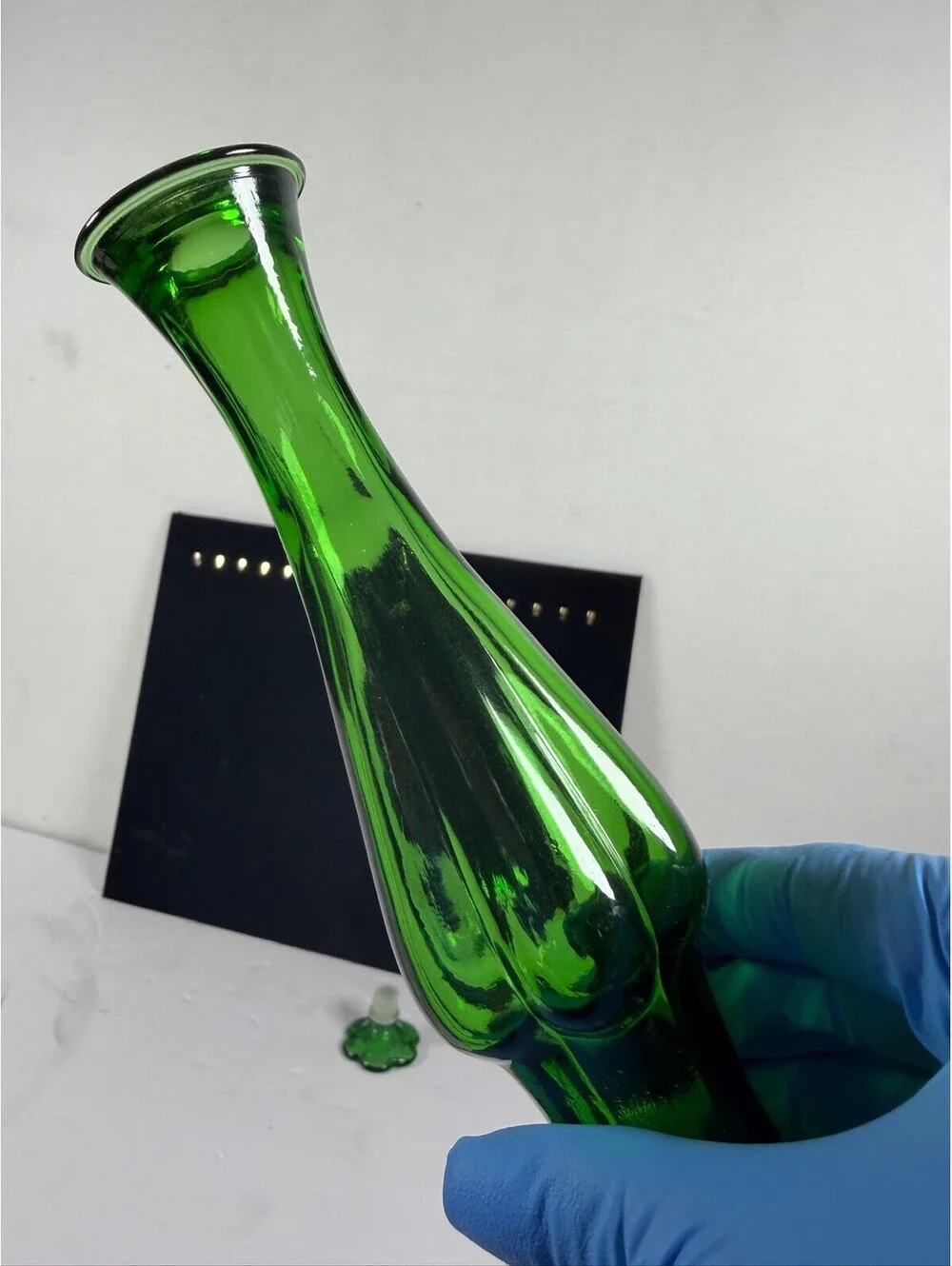 Vintage Emerald Green Glass Bud Vase Decanter with Flower Stopper F4